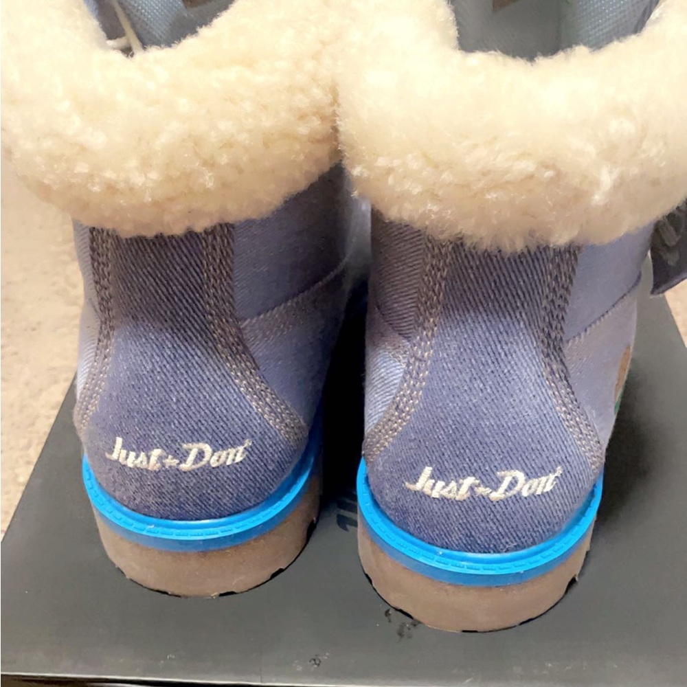 Timberland jean boots light dirt stain on right front boot